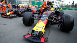 Pretekári Red Bullu sa musia po kolízii ospravedlniť, Bottas zapije žiaľ 10 pivami