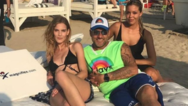 FOTO: Nuda? Nehrozí. Talianska hviezda si užíva dôchodok s mladou kráskou