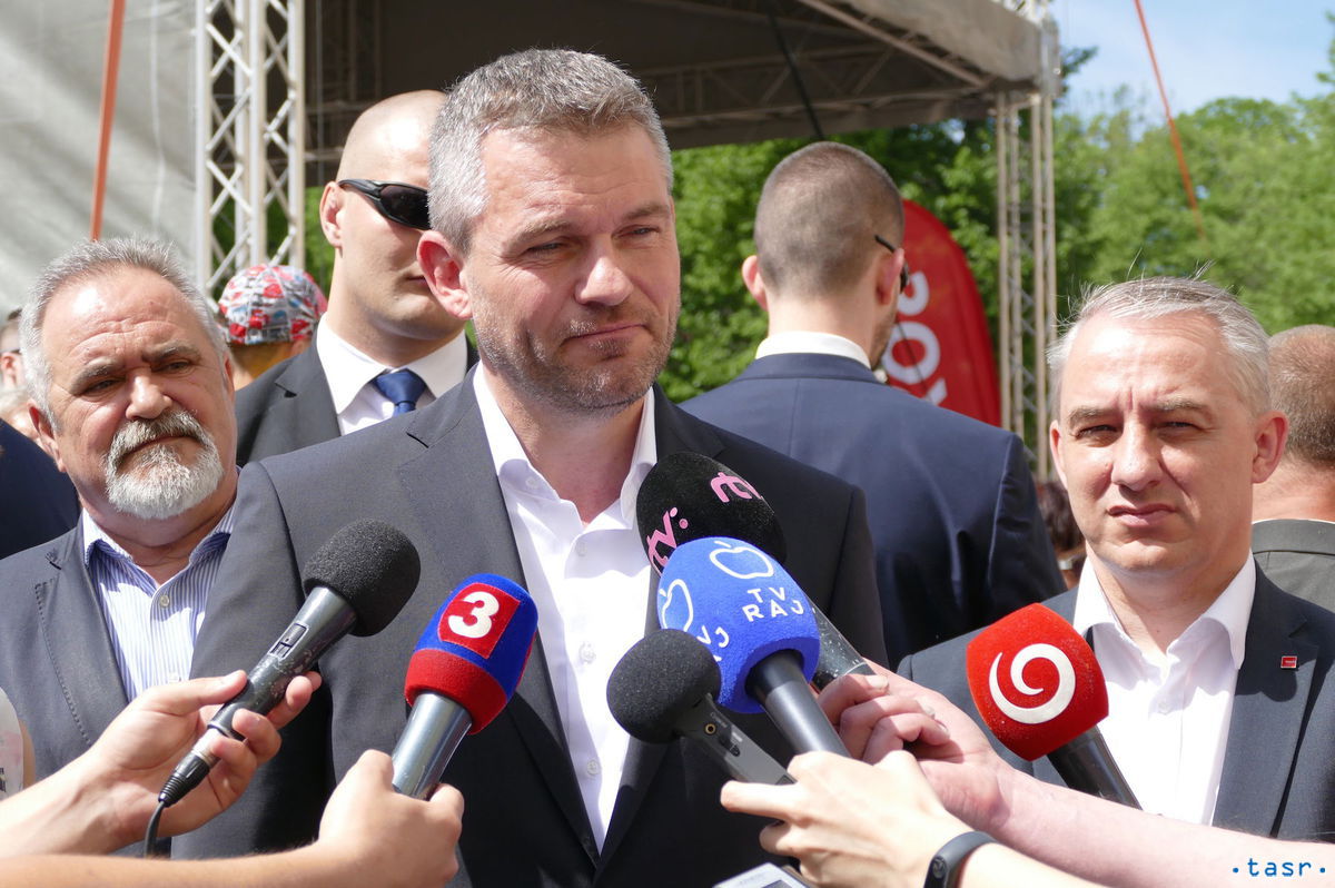 Predseda vlády SR Peter Pellegrini (uprostred)...