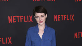 Aj britská herečka Claire Foy stavila na trend...