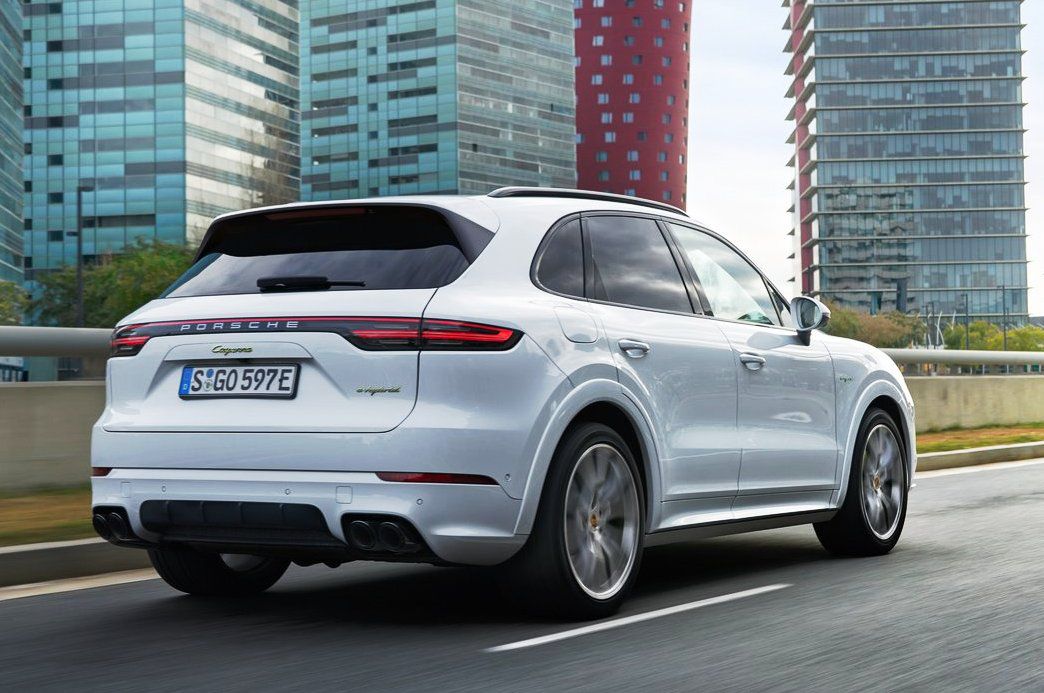 Kým Porsche Cayenne E-Hybrid má spotrebovať...