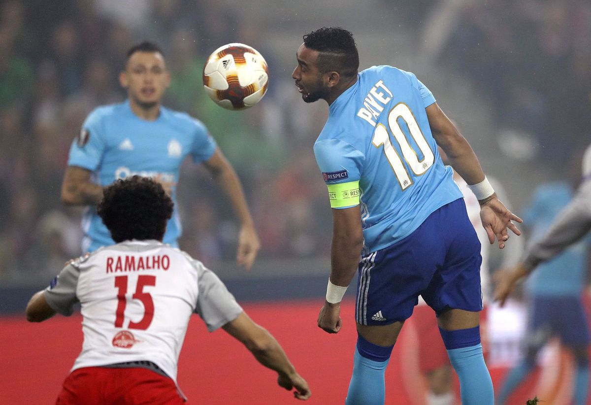 Kapitán Marseille Dimitri Payet hlavičkuje pred...
