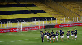 Besiktas po incidente odmietol dohrať odvetu. Škrtelovo Fenerbahce je vo finále