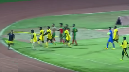 VIDEO: Vášne v Afrike. Rozhodca sa bránil útoku futbalistov rohovou zástavkou