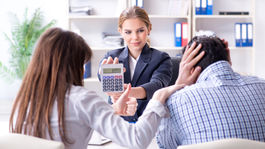 Úverovanie domácností v júli medzimesačne mierne pokleslo