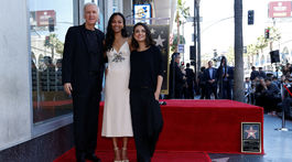 Herečku Zoe Saldana (v strede) podporili kolegyňa Mila Kunis a režisér James Cameron.