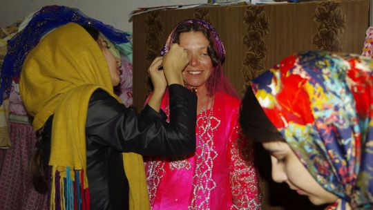 Skúšanie iránskych tradičných šiat. 