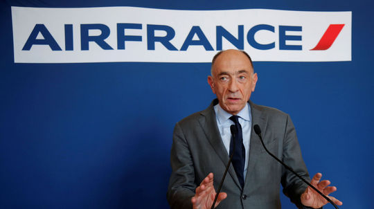 Zamestnanci Air France odmietli dohodu o platoch, šéf firmy rezignoval