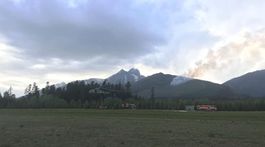 Na dohasení požiaru v Tatrách pracuje stále viac ako 80 hasičov