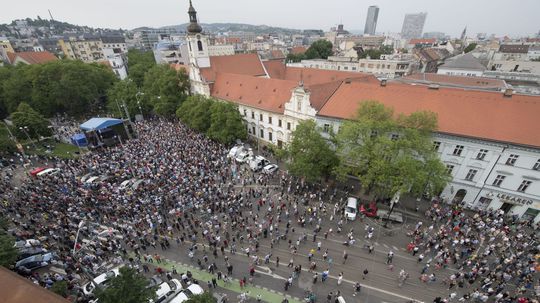 Dnešný protest za predčasné voľby na bratislavskom Námestí SNP zrušili