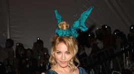 Speváčka Madonna v kreácii Louis Vuitton na MET Gala v roku 2009. 