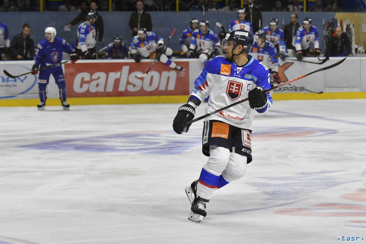 Andrej Sekera počas prípravného zápasu s...