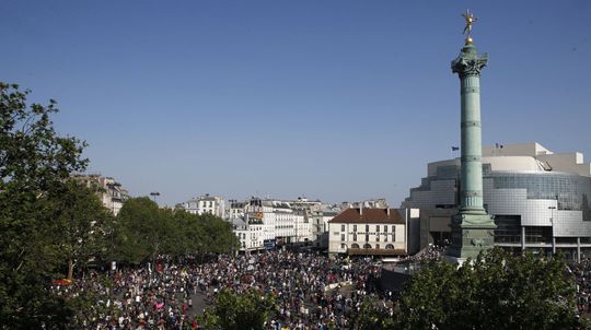 Tisícky ľudí demonštrovali v Paríži proti prezidentovi Macronovi