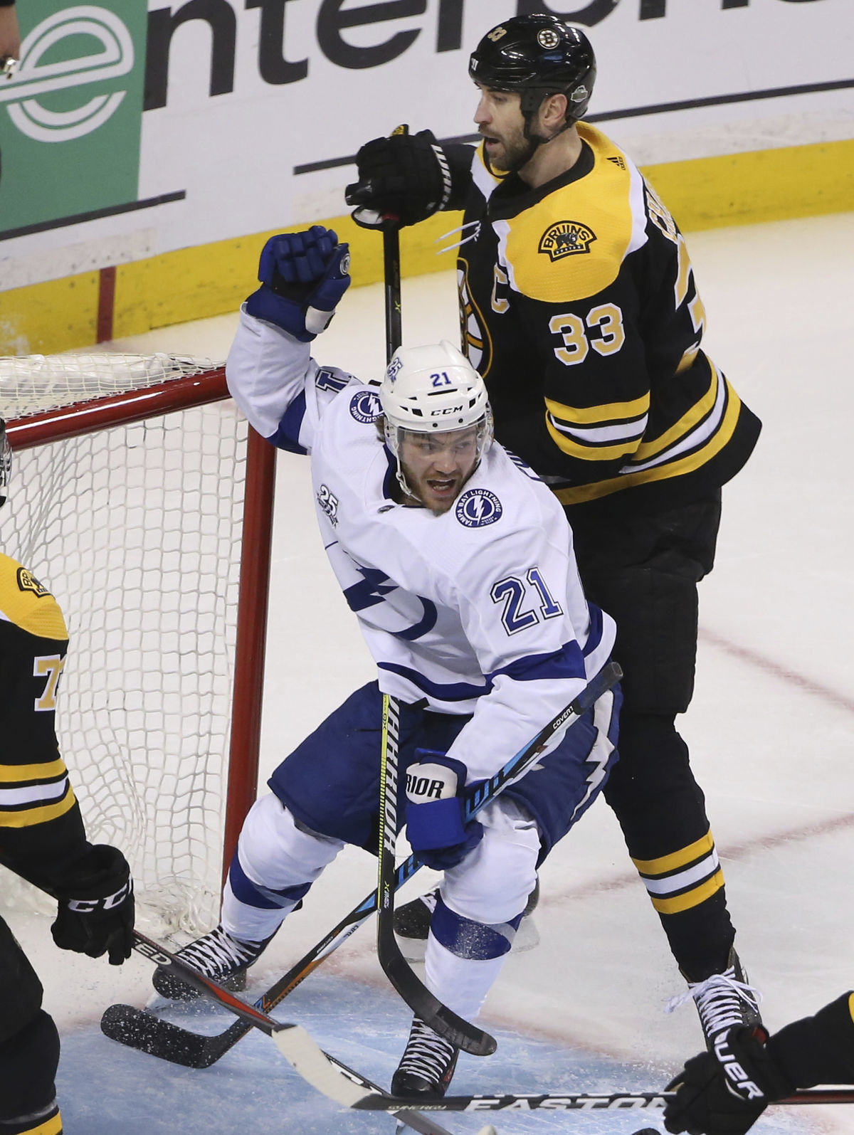 Kapitán Bostonu Zdeno Chára nezabránil gólu...