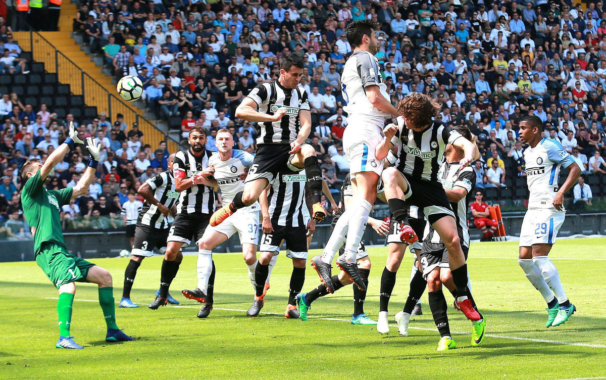 Andrea Ranocchia z Interu otvára skóre proti...