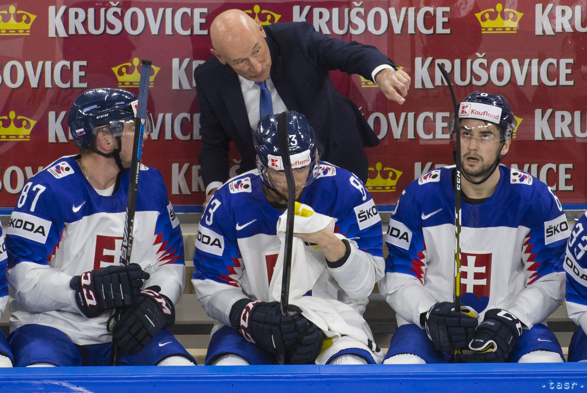 Slovenská lavička s trénerom Craigom Ramsaym.