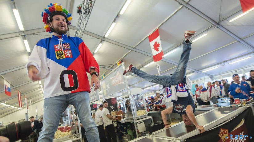 Slovenskí a českí fanúšikovia pred zápasom v...