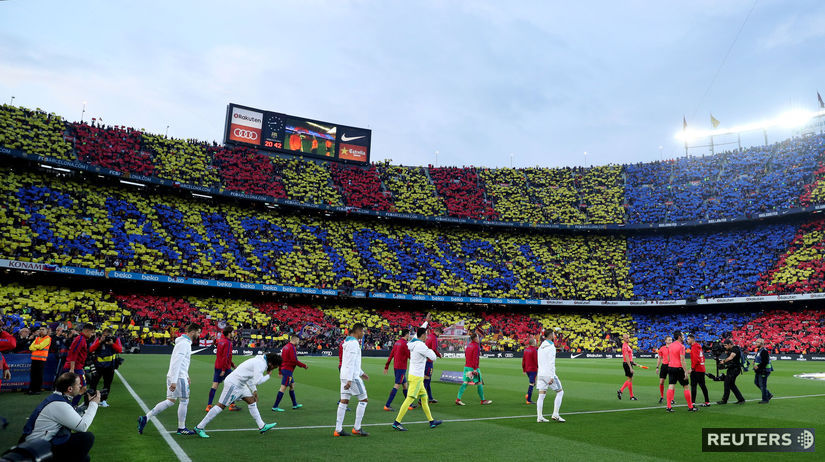 Nástup hráčov na štadión Nou Camp.