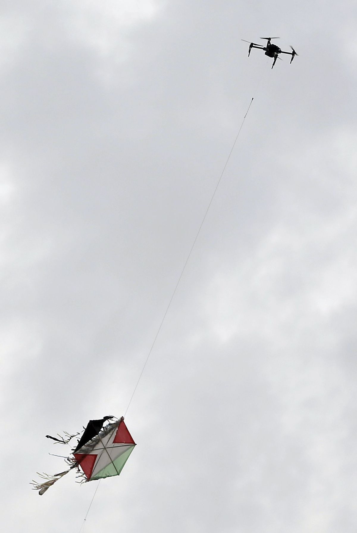 Izraelský dron zachytil horiaceho šarkana...