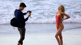 Bez objektívu ani chvíľku! Romee Strijd sa pred ním zvŕta v bikinách 