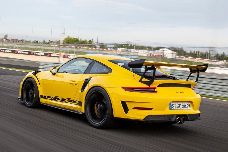 Zväčšené zadné karbónové krídlo generuje v...