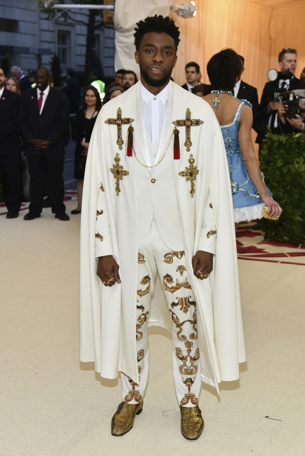 Herec Chadwick Boseman v kreácii Versace.