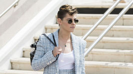 Herečka a členka poroty Kristen Stewart v kreácii Chanel. 
