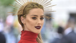 Herečka Amber Heard si nechala vlasy ozdobiť čelenkou akoby z náboženského obrazu. 