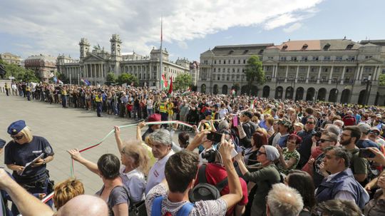 Proti Orbánovej vláde protestujú pred maďarským parlamentom desaťtisíce ľudí
