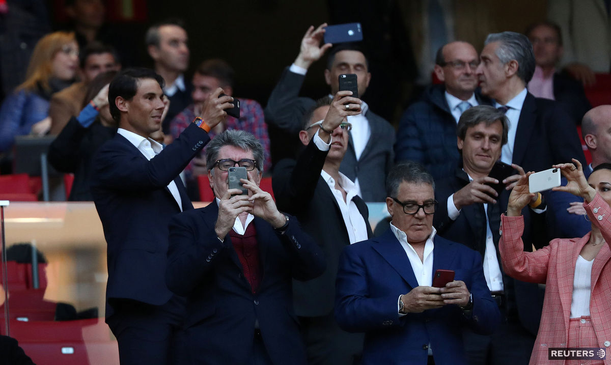 Rafael Nadal (vľavo) pred výkopom zápasu...