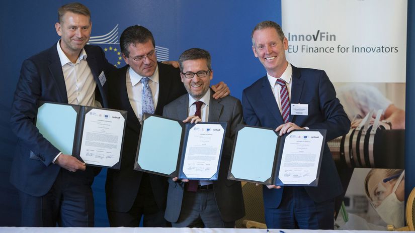 Maroš Šefčovič pri podpise pôžičky EIB pre...