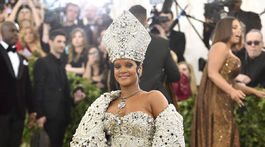 Speváčka Rihanna prišla v kreácii Maison Margiela.