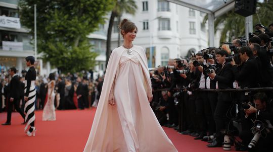 Herečka Louise Bourgoin v kreácii Giambattista...