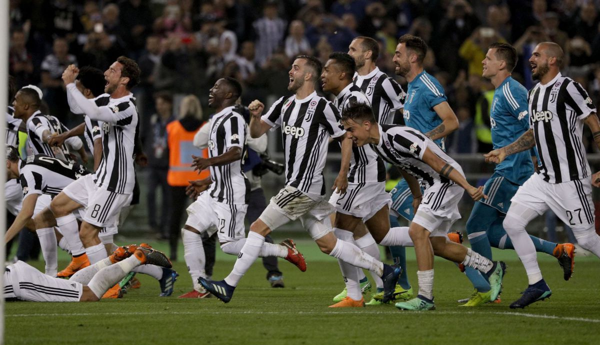 Hráči Juventusu oslavujú triumf vo finále...