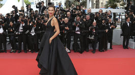 Modelka Irina Shayk pózuje na premiére filmu Yomeddine v Cannes. 