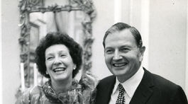 Na nedatovanej snímke David Rockefeller a jeho manželka Peggy.