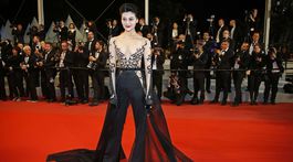 Neznáma návštevníčka filmového festivalu v Cannes predviedla odhalené poprsie. 