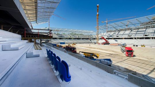 Na Tehelnom poli už osadili prvé sedačky.