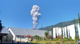 V Indonézii vybuchla najaktívnejšia sopka, vychrlila popol do výšky takmer 6 kilometrov