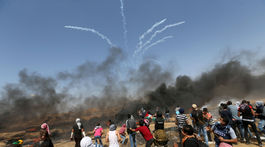 Pri streľbe izraelských vojakov v Gaze utrpeli zranenia desiatky Palestínčanov