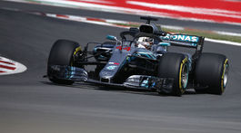 Hamilton háji pozíciu lídra. Nespolieha sa na šťastie