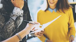 Zamestnávatelia musia zverejňovať v inzeráte výšku platu