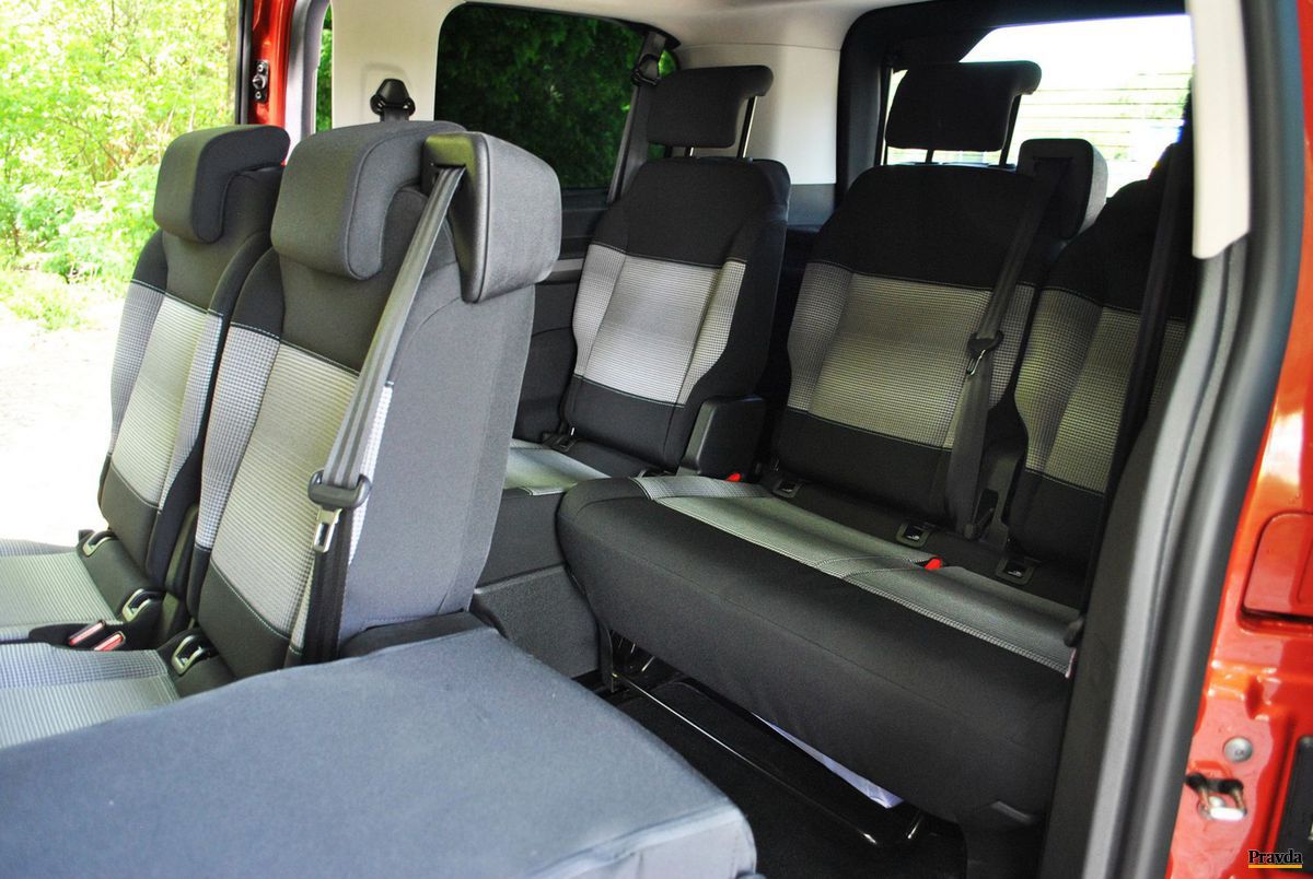 Tretí rad sedadiel je len za príplatok.