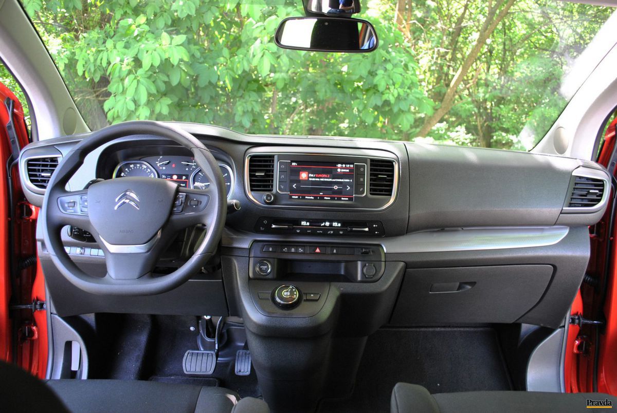 Interiér vodičovi a posádke poskytuje rovnakú...