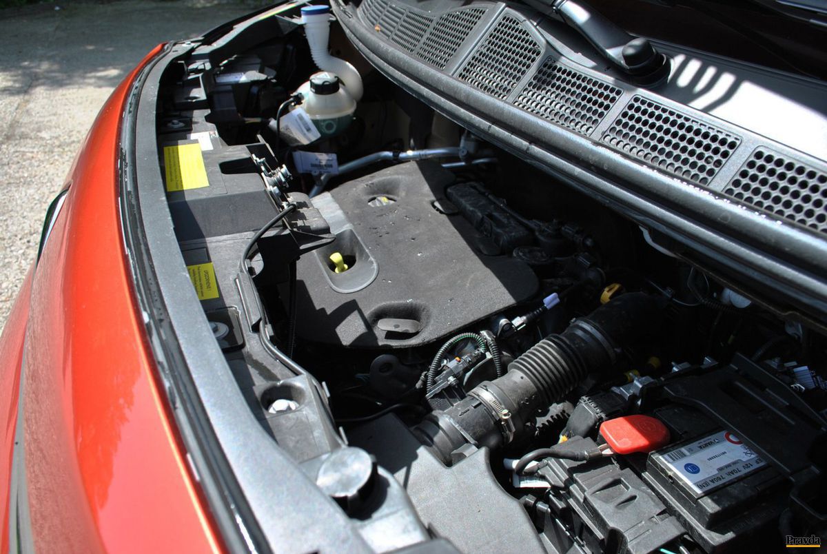 Krátka kapota poskytuje len miniatúrny prístup...