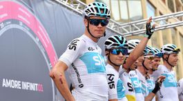 Froome v daždi spadol a už je deviaty. V ružovom naďalej Yates