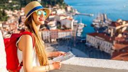 cestovanie, cestovateľka, ruksak, dovolenka, Slovinsko, Piraň, námestie, leto, more, mapa, slnečné okuliare, klobúk,
