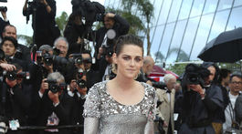 Herečka Kristen Stewart prišla v kreácii Chanel Haute Couture. Výsledok však neoslnil. 