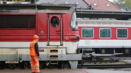 Pri Leviciach sa roztrhol rýchlik, dopravu načas prerušili