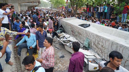 V Indii spadol nedokončený nadjazd, zahynulo najmenej 16 ľudí